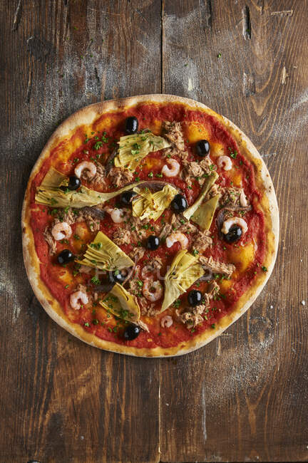 Pizza Ocean with shrimps and artichockes — Stock Photo