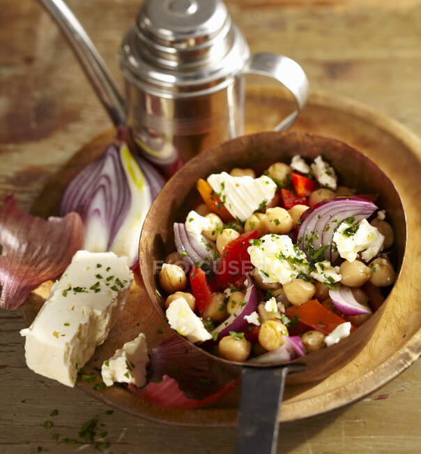 Вегетаріанський салат з паприкою, нутом, цибулею та фетою — стокове фото
