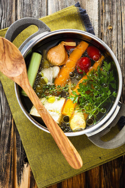 Une casserole de soupe de légumes — Photo de stock
