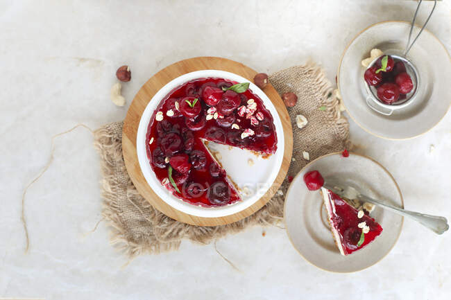 Cherry and Cottage Cheesecake with granola base — Stock Photo