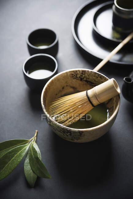 Chá de Matcha sendo mexido — Fotografia de Stock