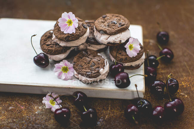 Шоколадне бутербродне печиво з вишневою ікриною. — стокове фото