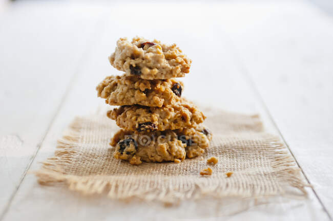 Cookies with raisins stacked on sack cloth — Stock Photo
