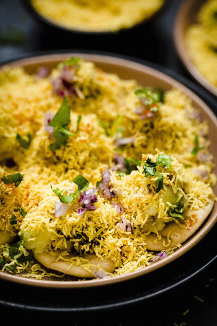 Sev puri (indischer Snack aus Kartoffeln, Zwiebeln und Chutney)) — Stockfoto