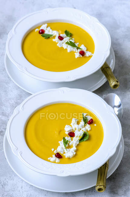 Суп из тыквенных сливок с семенами феты, петрушки и граната — стоковое фото