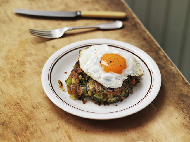 Fried Egg with Bubble And Squeak — Stock Photo