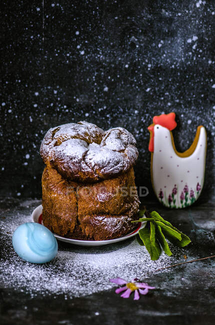 Easter cake, blue egg and gingerbread chicken — Stock Photo