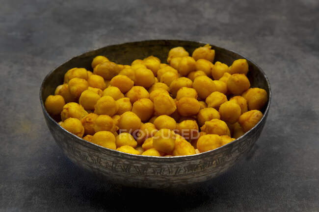 A bowl of chickpeas roasted in turmeric as a healthy snack — Stock Photo