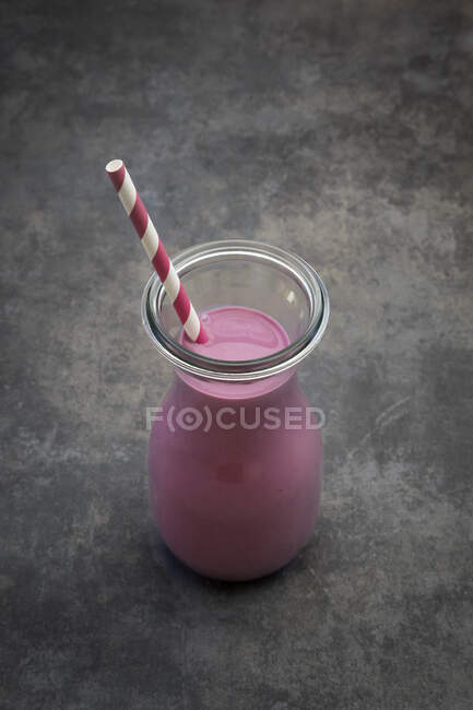 A blueberry smoothie in glass with straw — Stock Photo