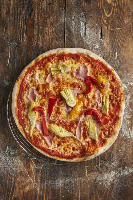 'Sicilia' pizza with peppers, ham and artichokes — Stock Photo