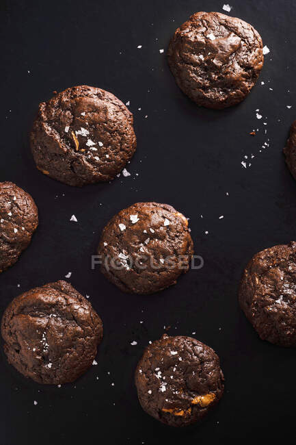 Soft chocolate cookies with salt flakes — Stock Photo