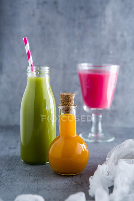 Smoothies saudáveis em frascos de vidro — Fotografia de Stock