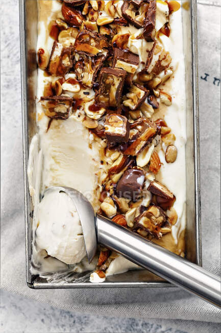 Snickers sorvete com caramelo, amendoim frito e avelãs — Fotografia de Stock