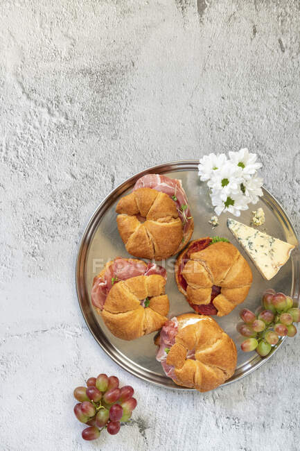 Primer plano de deliciosos cruasanes con jamón - foto de stock