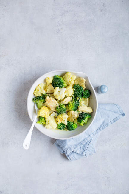 Coliflor y curry de brócoli - foto de stock