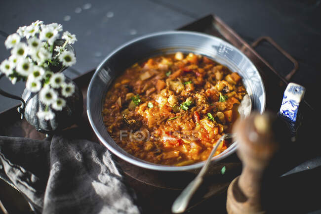 Italienischer Eintopf mit Kichererbsen, Bohnen und Tomaten — Stockfoto