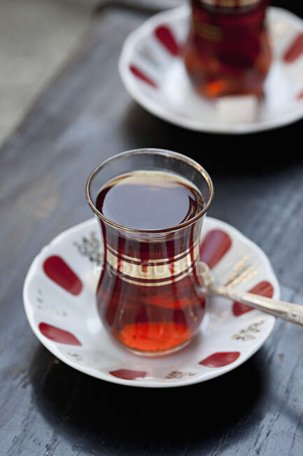Турецкий чай в традиционных очках в форме тюльпана — стоковое фото