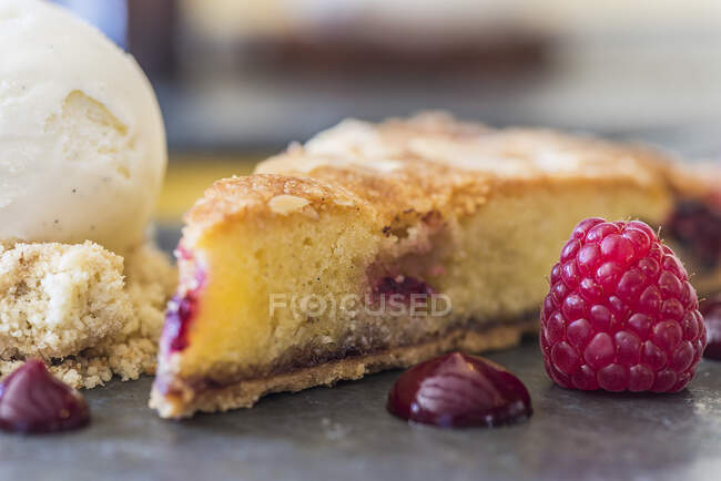 A slice of raspberry cake (close-up) - foto de stock