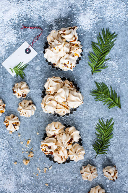 Hausgemachte Mini-Kaffee-Baiser zu Weihnachten, Blick von oben — Stockfoto