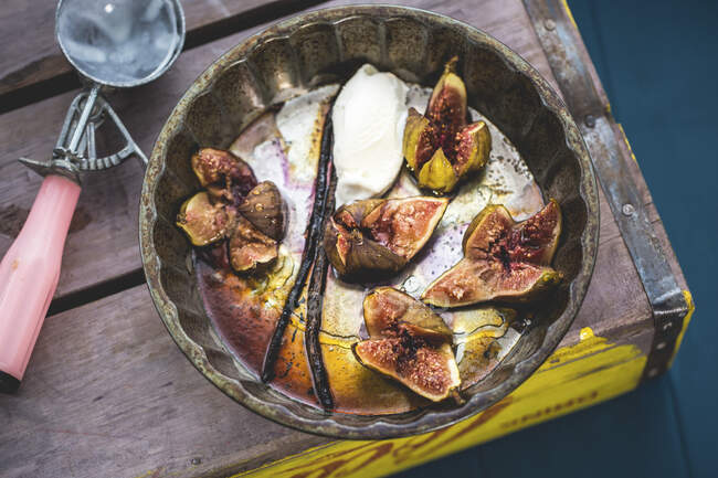 Roasted figs with vanilla and cream in metal tin — Stock Photo