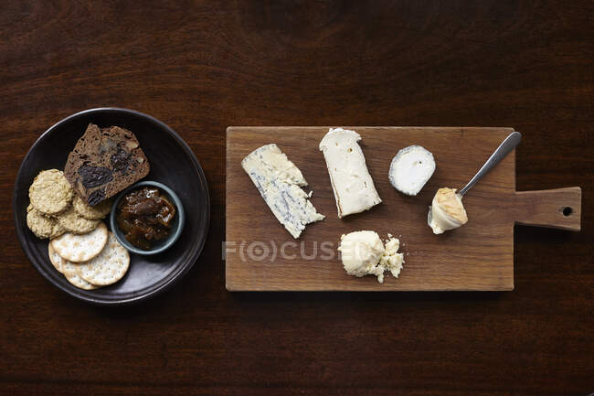 Сырная доска с различными крекерами — стоковое фото