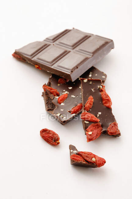 Gros plan de délicieux chocolat aux baies de goji — Photo de stock