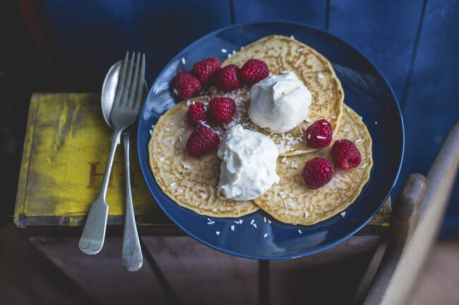 Pancakes with coconut icecream and raspberries — Stock Photo