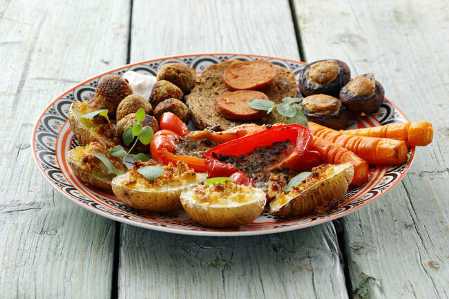 Смажений лосось з овочами та спеціями на дерев'яному фоні — стокове фото