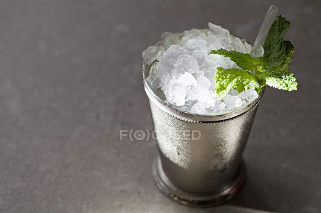 Mint Julep on cement table — Stock Photo