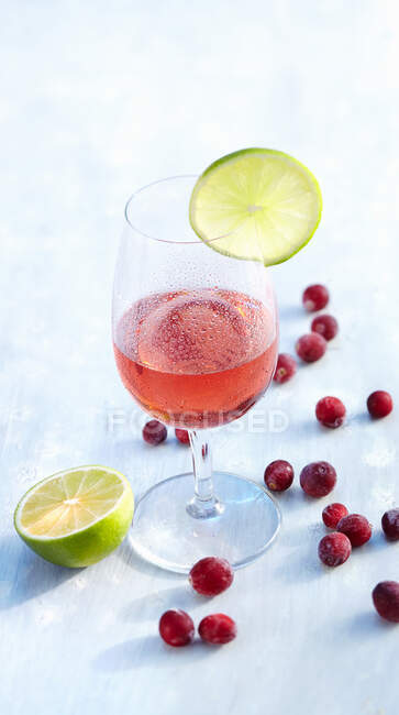 Cranberry- und Martini-Cocktails mit Wodka und Limette — Stockfoto