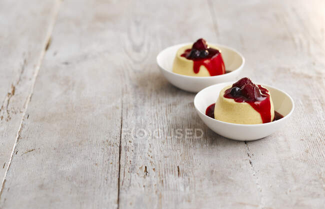 Quaking pudding (oven baked pudding, England) with berry compote — Stock Photo