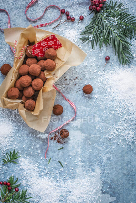 Truffes au chocolat faites maison comme cadeau pour Noël — Photo de stock