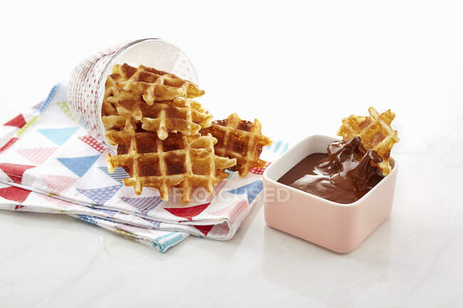Mordidas de waffle com molho de chocolate — Fotografia de Stock