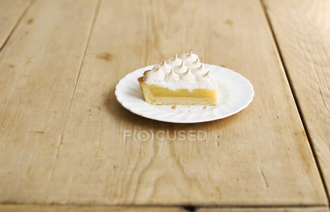 A piece of lemon meringue pie , lemon cake with meringue — Stock Photo