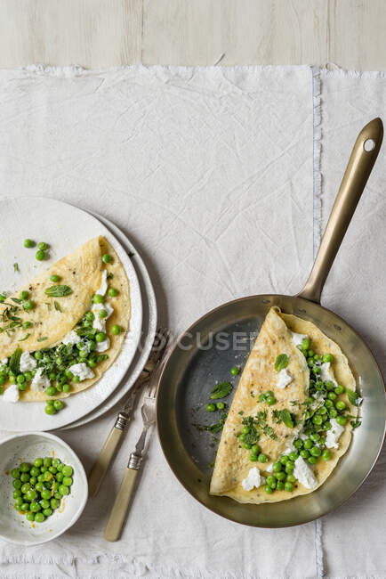 Piselli verdi e frittata di menta con formaggio di capra — Foto stock