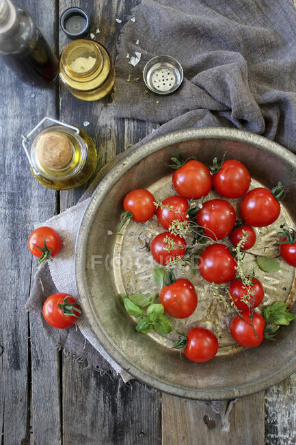 Tomates cereja em uma tigela de metal — Fotografia de Stock