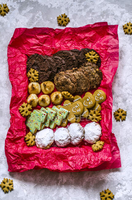Conjunto de biscoitos festivos de Natal em envoltório vermelho — Fotografia de Stock