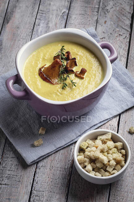 Chanterelle mushroom cream soup with thyme and croutons - foto de stock