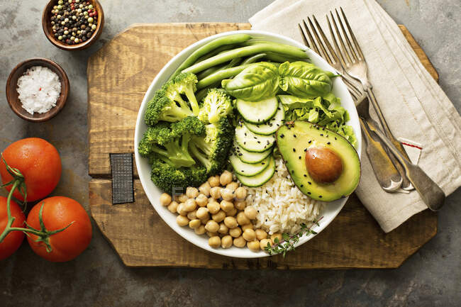 Vegan lunch bowl with rice, chickpeas and green vegetables — Stock Photo