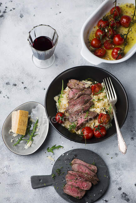 Rucola-Risotto mit Steak und gebratenen Tomaten — Stockfoto