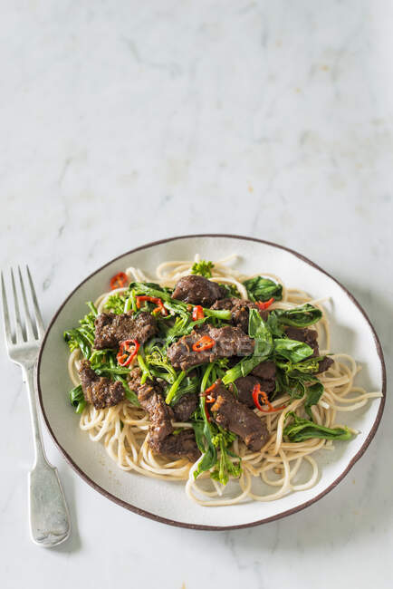 Nudeln mit sautiertem Rindfleisch und Brokkoli-Sprossen — Stockfoto