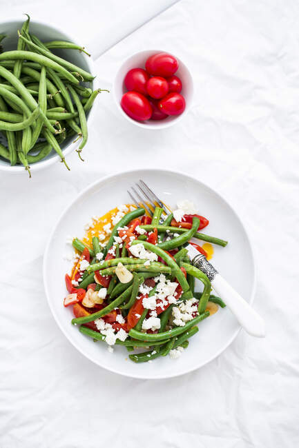 A salad with green beans, tomatoes, garlic and feta cheese (Greece) — Stock Photo