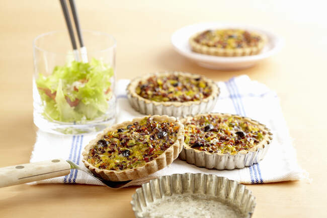 Roman lentil tartlets with shortcrust pastry, leeks, carrots, bacon, olives and egg — Stock Photo