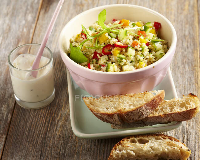 Vegetarischer Bulgur-Salat mit Joghurt und Knoblauchdip — Stockfoto