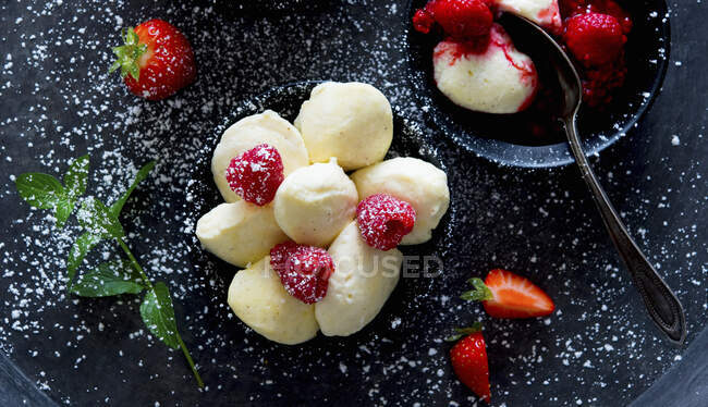 Gnocchi di quark alla vaniglia con fragole e lamponi — Foto stock