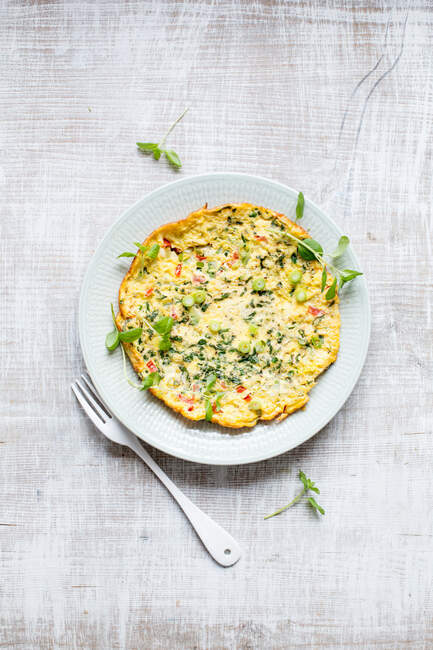 Omeletes de ervas na placa branca — Fotografia de Stock