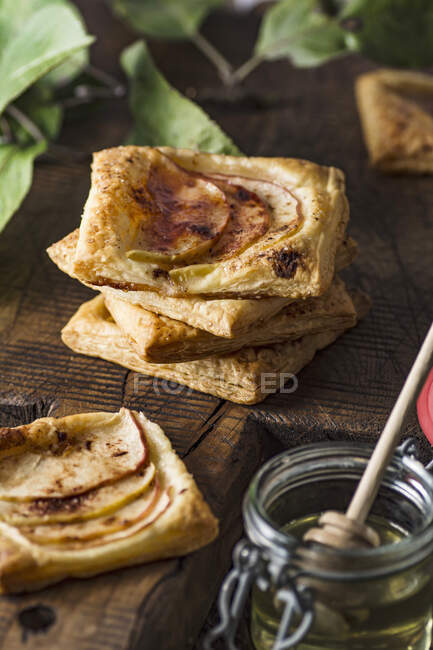 Biscotti di pasta francese con mele, cannella e miele — Foto stock