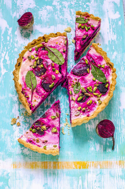Sand tart with beets and feta and pistachios — Stock Photo