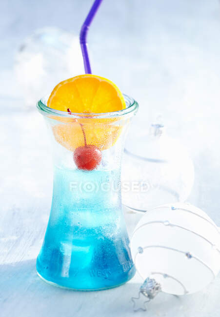 Blaue Augen (Cocktail mit Wermut, Gin, Curaçao und Ingwer Ale) — Stockfoto