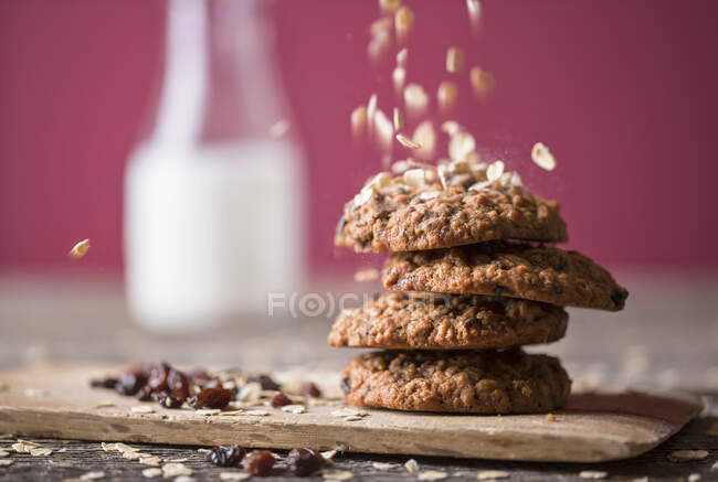Biscotti di farina d'avena fatti in casa con bacche secche e fiocchi d'avena cadenti — Foto stock